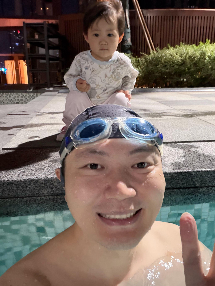 开云官方-女儿提桶持水枪守护游泳父亲|段子手|小桶_新浪体育_新浪新闻